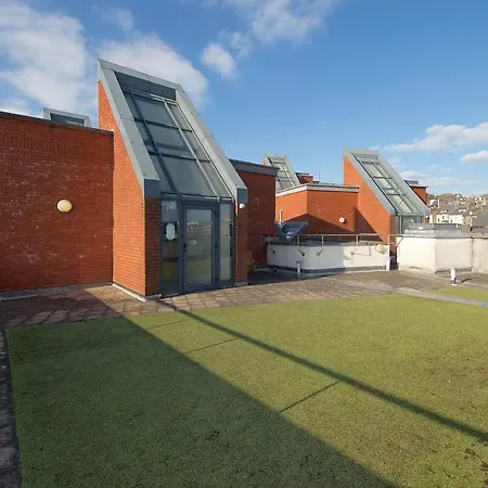 Stunning 2 Bedroom City Centre Apartment *